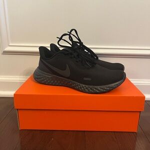 Nike WMNS Revolution 5 - Black/Anthracite Label